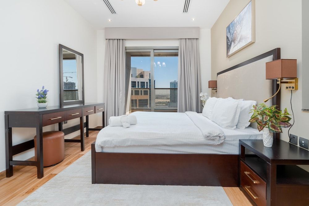 Whitesage - Elite Apartment With Balcony Near Metro Station