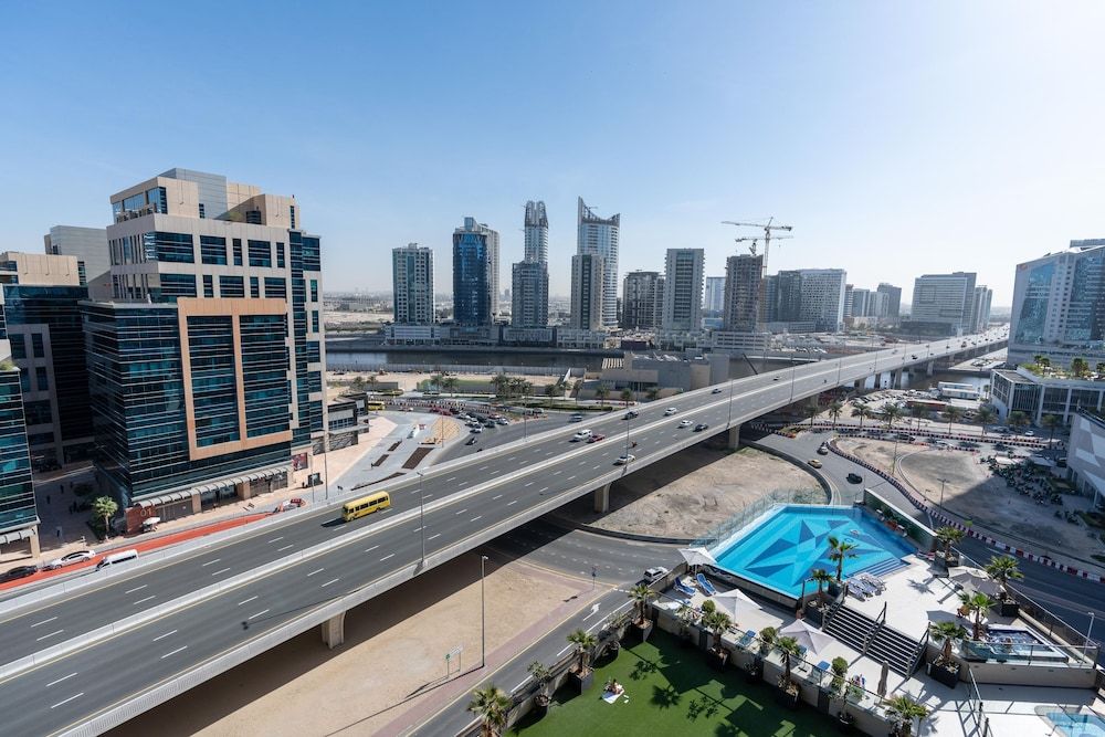 Whitesage - Elite Apartment With Balcony Near Metro Station