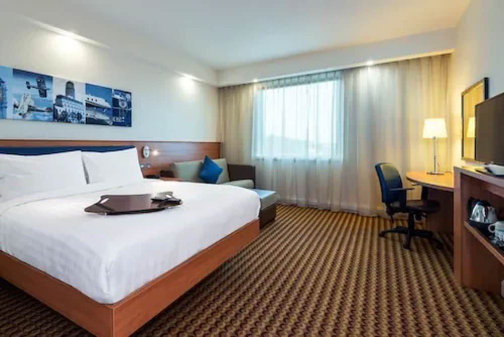 Hampton by Hilton London Luton Airport Family Room, 1 Double Bed (Connecting Rooms)