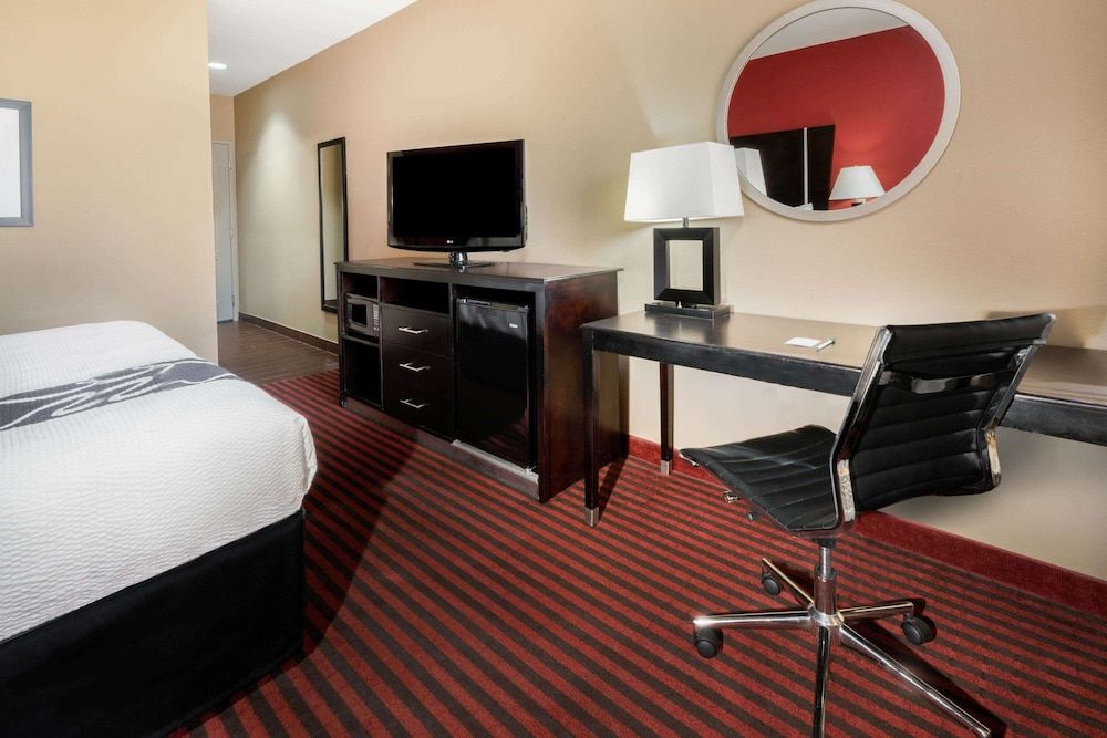Deluxe Room, 1 King Bed with Sofa bed, Accessible, Non Smoking (Mobility Accessible)