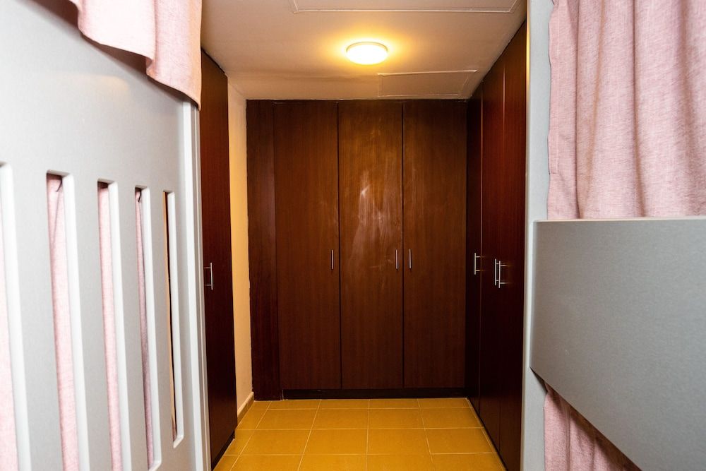 Sea Castle Backpackers Shared Dormitory, Women only, Ensuite, Marina View 8