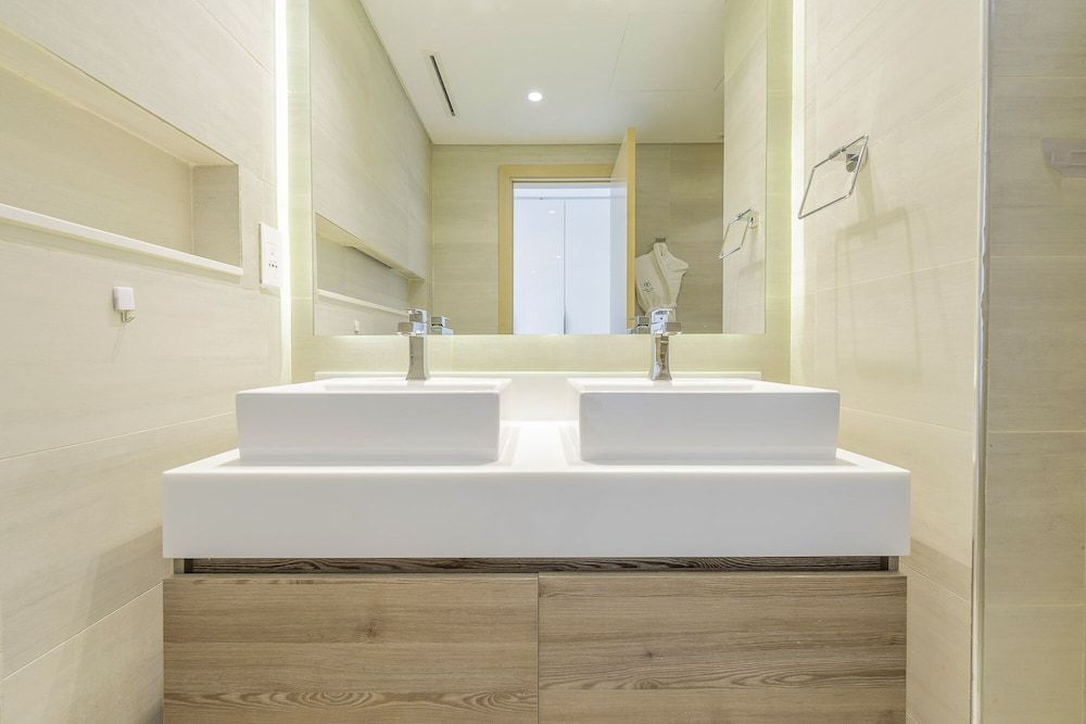 Monty - Charming Apartment with Canal View Near Dubai Mall
