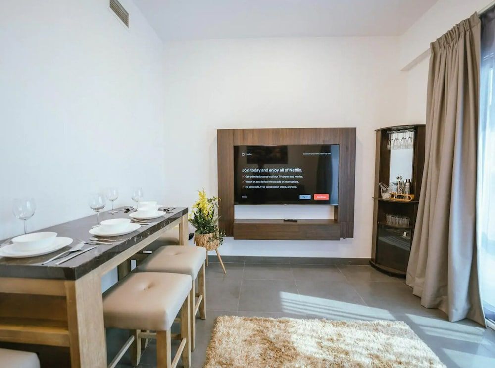 Monty - Charming Unobstructed City Views By The Lake Design Apartment 11