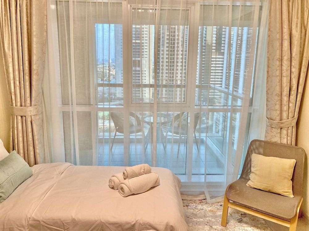 Whitesage - Lakefront Apartment Amidst Parks With Lake Access