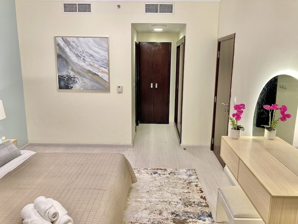 Whitesage - Lakefront Apartment Amidst Parks With Lake Access