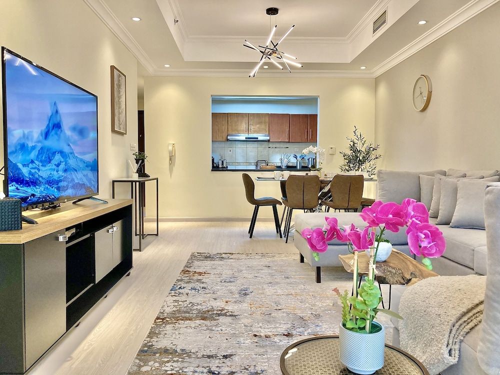 Whitesage - Lakefront Apartment Amidst Parks With Lake Access