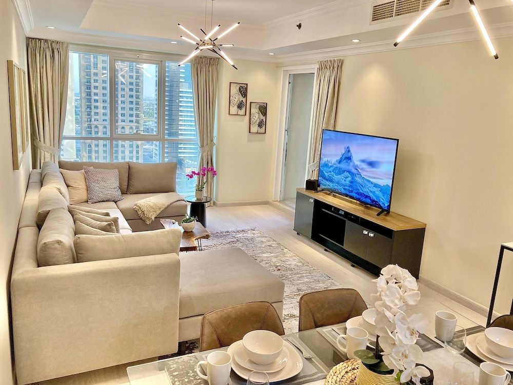 Whitesage - Lakefront Apartment Amidst Parks With Lake Access