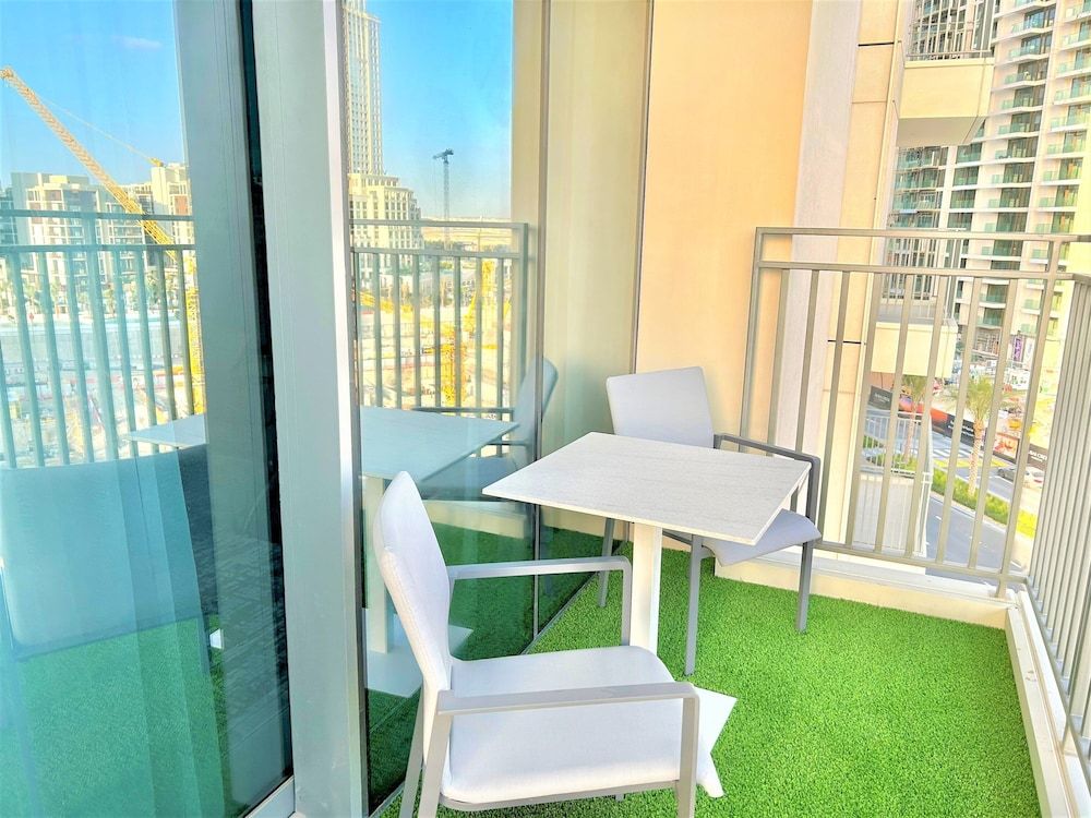 undefined Elegant Stay: Balcony & Stunning Dubai Creek Views