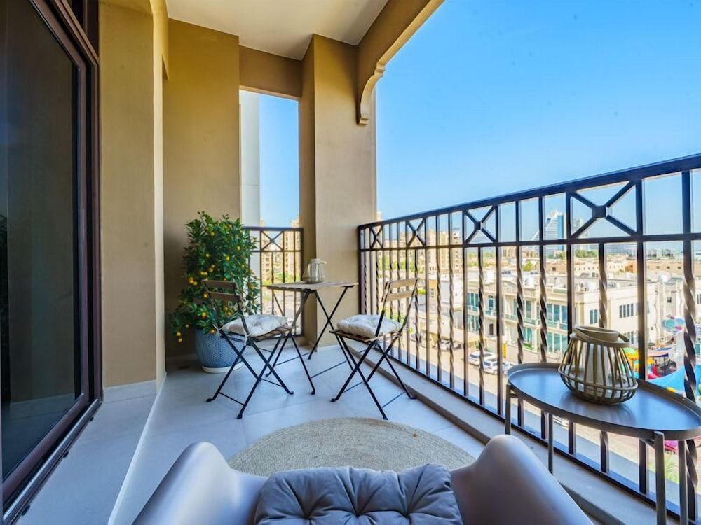 Iconic Views Apt With Balcony Close to the Beach