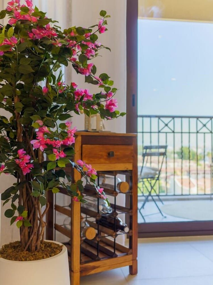 Iconic Views Apt With Balcony Close to the Beach