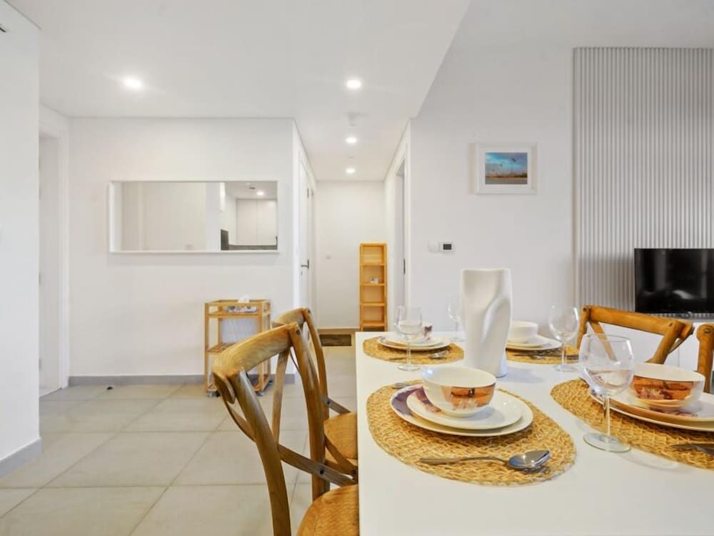 Iconic Views Apt With Balcony Close to the Beach