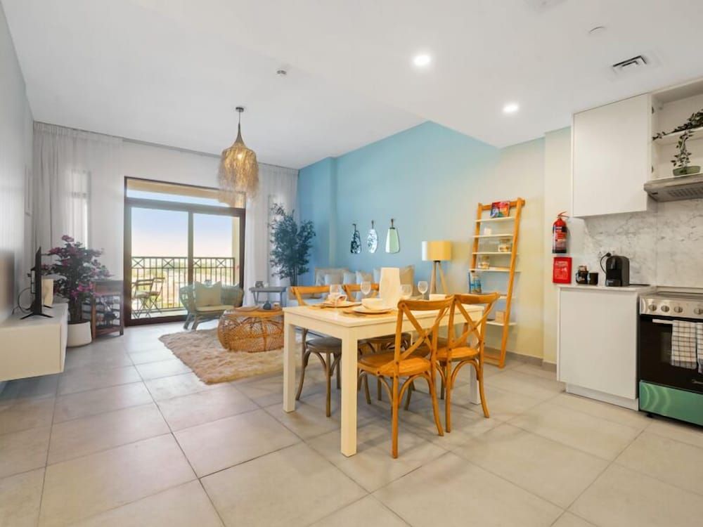Iconic Views Apt With Balcony Close to the Beach