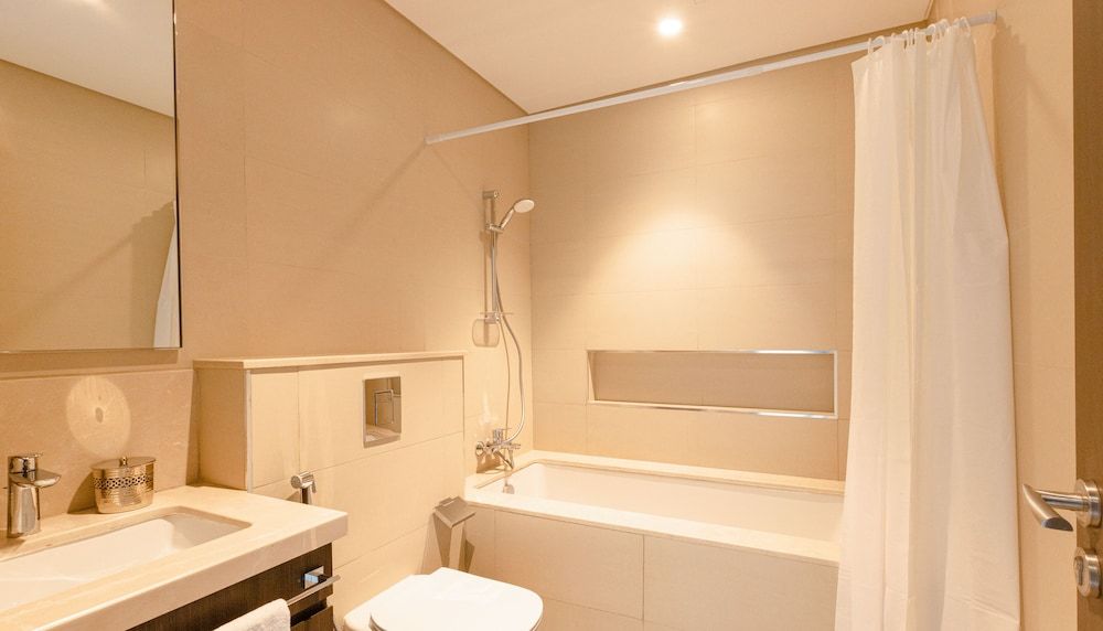 Homesgetaway- Cozy 3BR in Downtown Views Standard Apartment, Bathtub 13