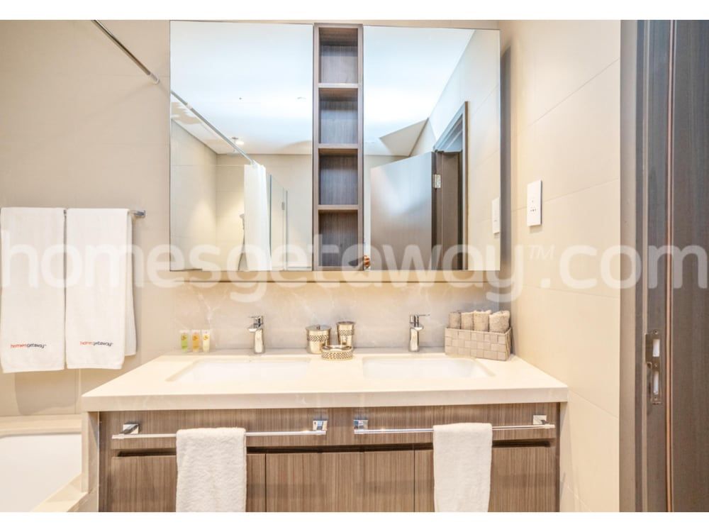 Homesgetaway- Cozy 3BR in Downtown Views Standard Apartment, Bathtub 16