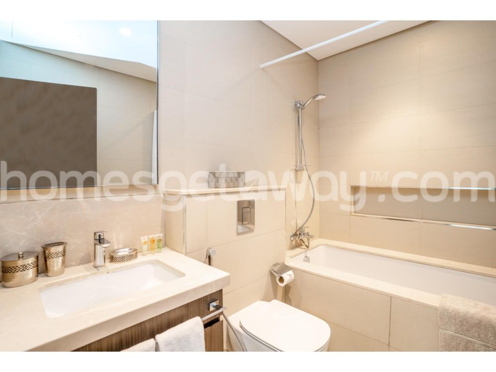 Homesgetaway- Cozy 3BR in Downtown Views Standard Apartment, Bathtub 15