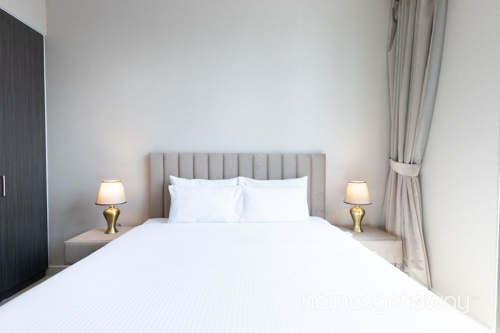 Homesgetaway- Cozy 3BR in Downtown Views Standard Apartment, Bathtub