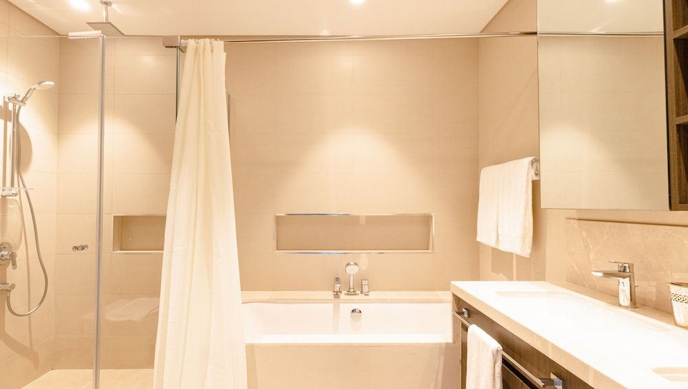 Homesgetaway- Cozy 3BR in Downtown Views Standard Apartment, Bathtub 14