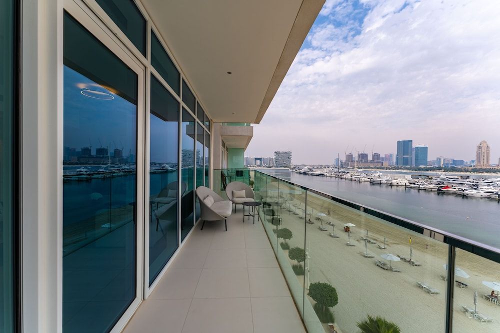 Maison Privee - Deluxe 3BR Apt w/ Dubai Marina View and Beach Access