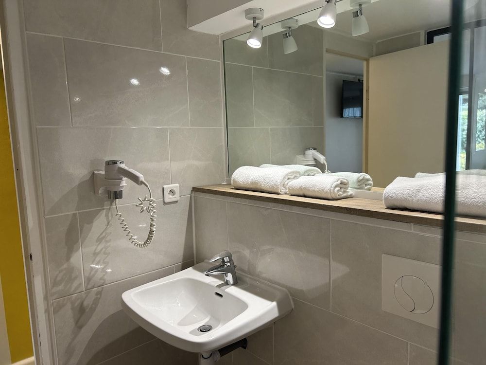 Kyriad Carcassonne - Aéroport Standard Room, 1 Double Bed 16