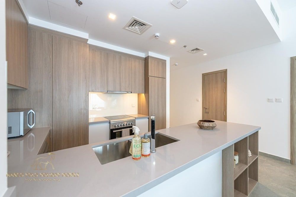 Marco Polo - Stunning 2 BR With Marina Views | Huge Pool & Gym Deluxe Apartment 33