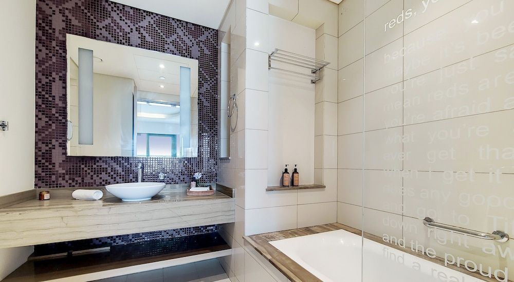 Manzil - 1BR | Downtown | Near Burj & Dubai Mall Luxury Apartment 10