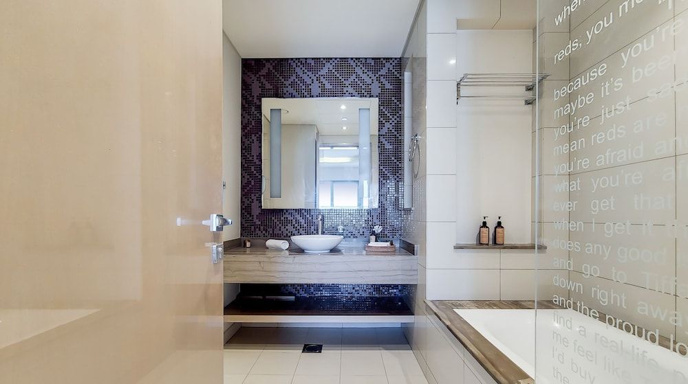 Manzil - 1BR | Downtown | Near Burj & Dubai Mall Luxury Apartment 11