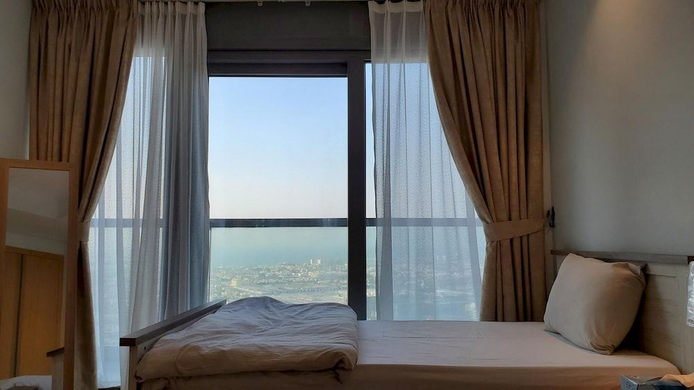 Modern 3 BR With Full Burj Khalifa and Sea View Apartment 28