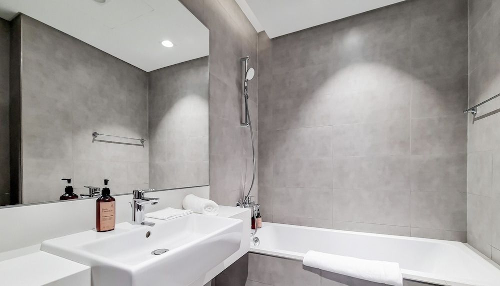 Deep Soaking Bathtub