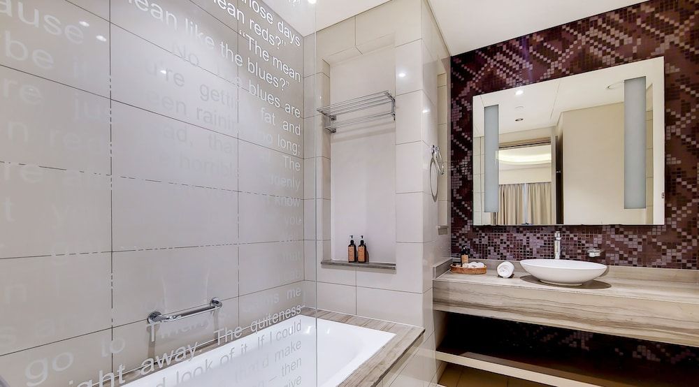 Deep Soaking Bathtub