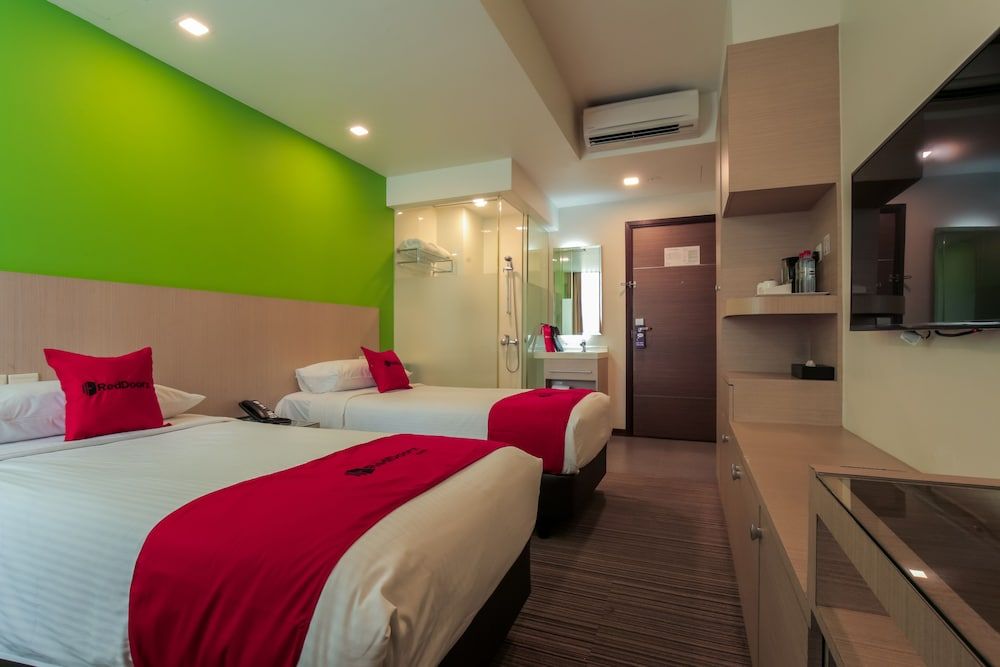 RedDoorz Premium @ Balestier Twin Room 6