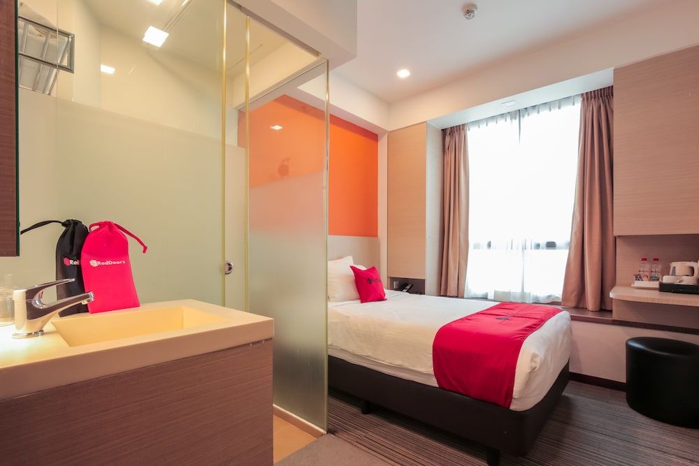 RedDoorz Premium @ Balestier Single Room 3