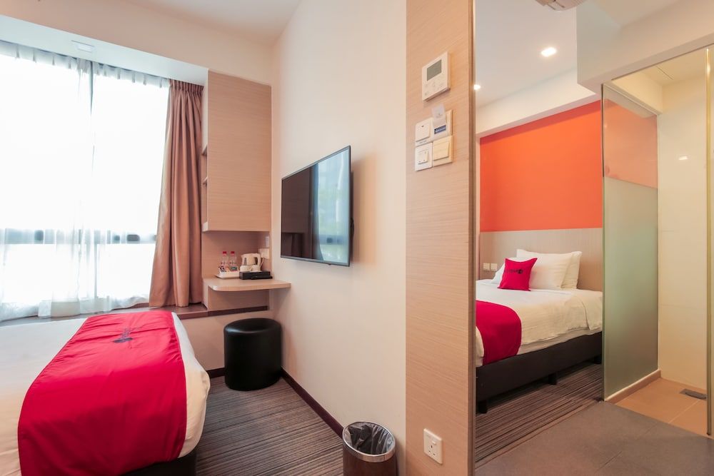 RedDoorz Premium @ Balestier Single Room 2