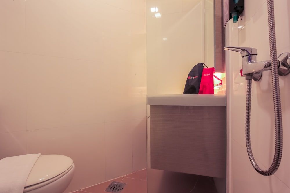 RedDoorz Premium @ Balestier Double Room 9