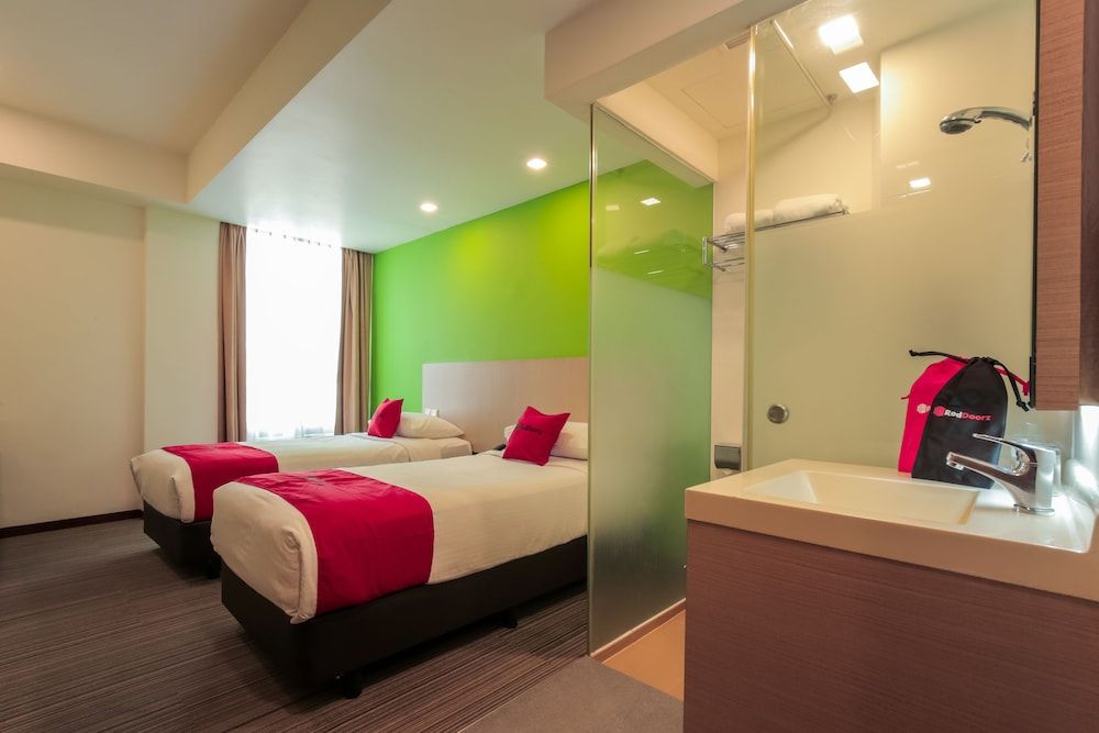 RedDoorz Premium @ Balestier Twin Room 5
