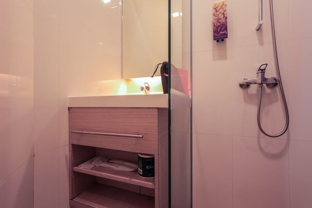 RedDoorz Premium @ Balestier Double Room 7