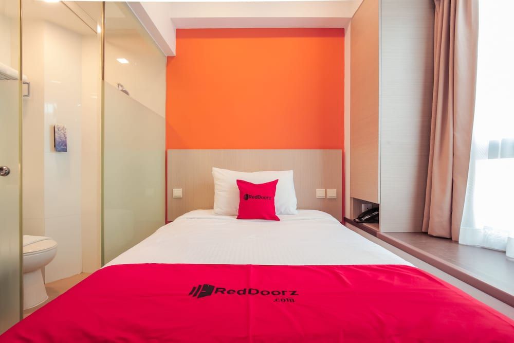 RedDoorz Premium @ Balestier Single Room 4