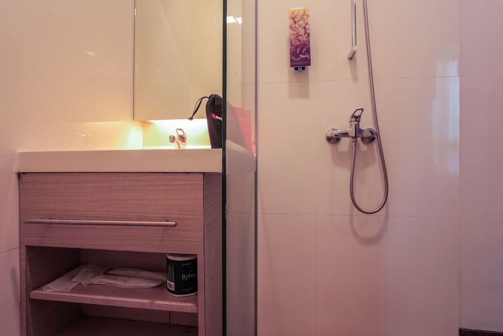 RedDoorz Premium @ Balestier Double Room 10