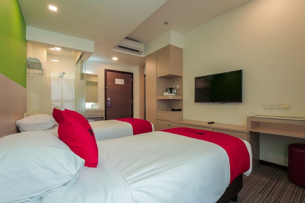 RedDoorz Premium @ Balestier Twin Room 4