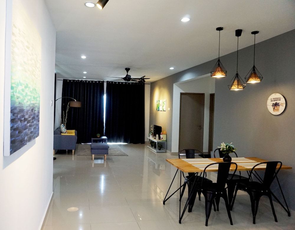 Luxury Home Above Mall - Infinity Pool Deluxe Apartment, 3 Bedrooms, 2 Bathrooms, Lakeside 12