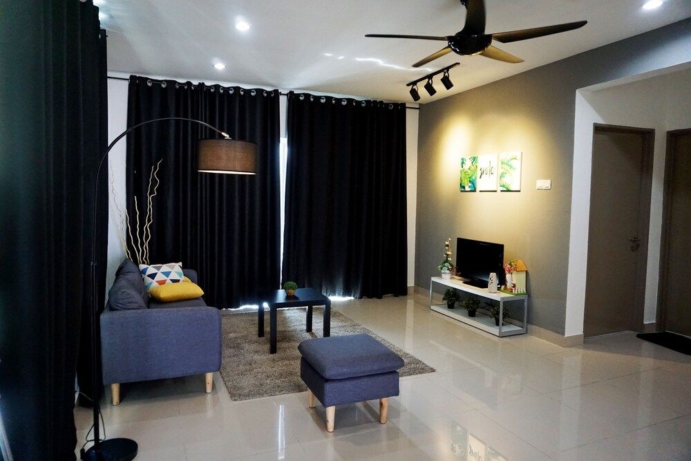 Luxury Home Above Mall - Infinity Pool Deluxe Apartment, 3 Bedrooms, 2 Bathrooms, Lakeside 14