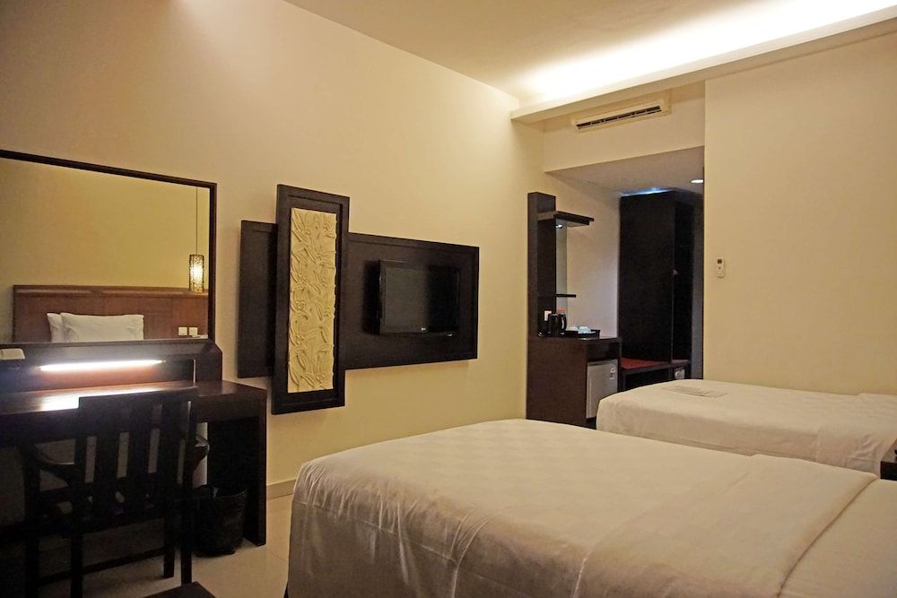 Superior Room, 1 King Bed, Non Smoking, City View (Shower Only)