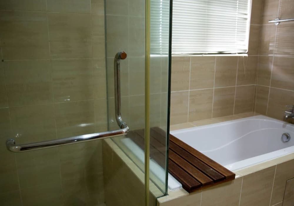 Deep Soaking Bathtub