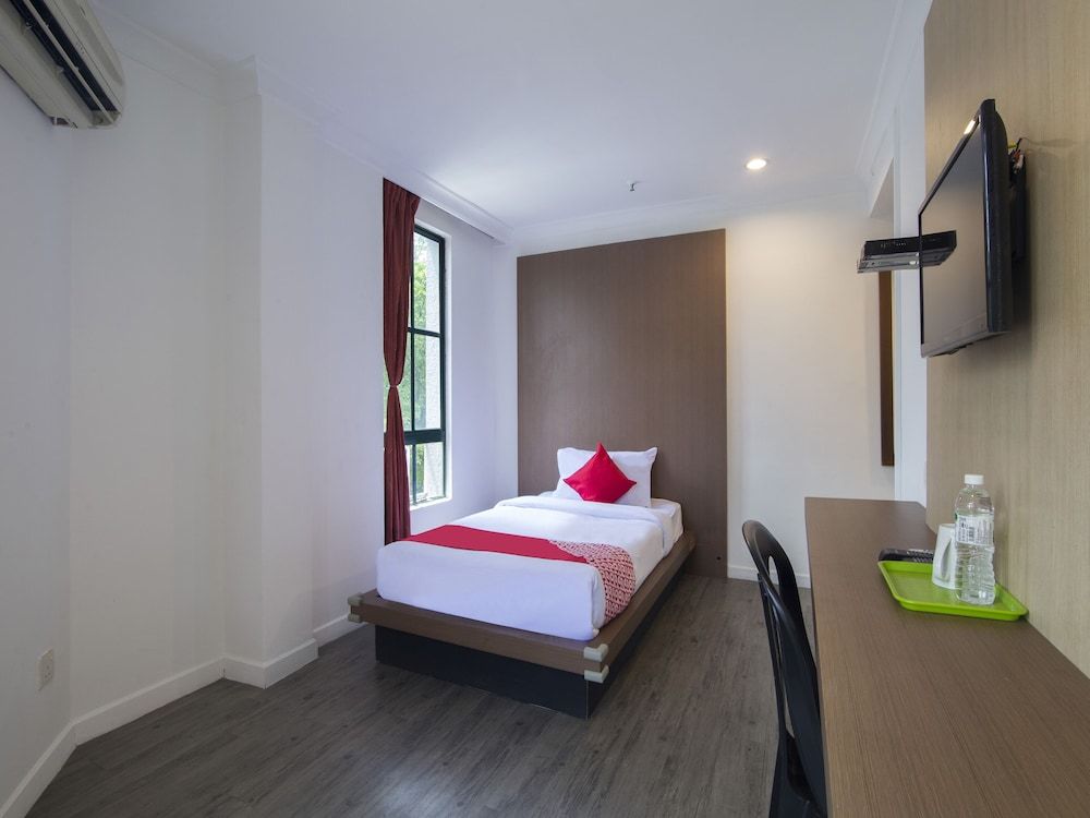 undefined OYO 1045 Azimuth Hotel 4