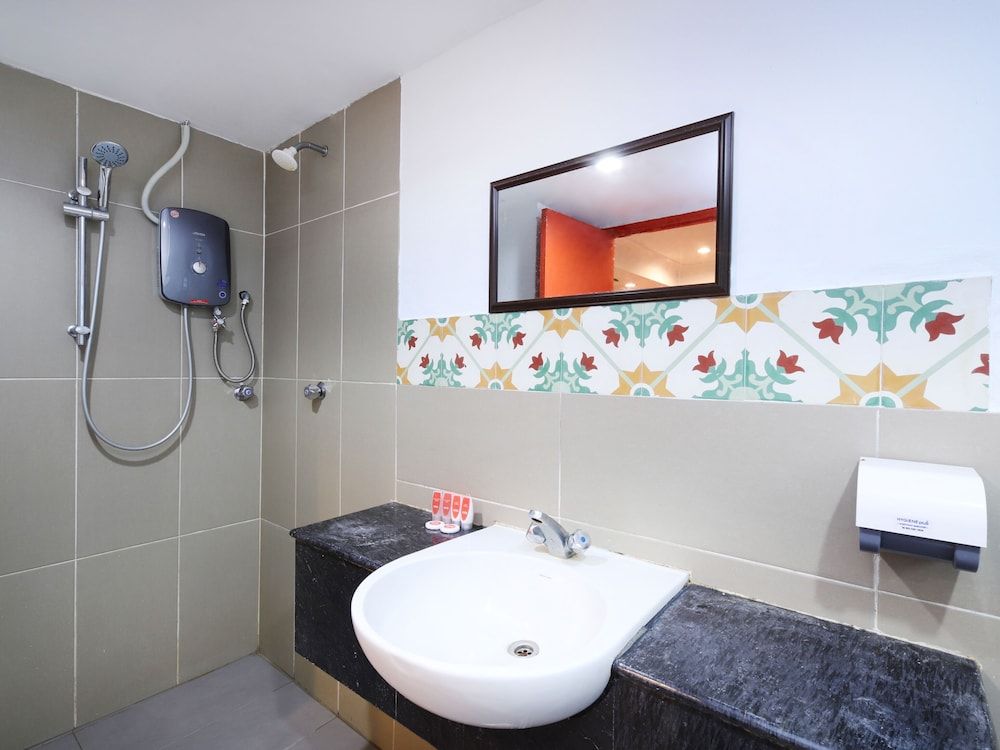 OYO 1045 Azimuth Hotel Standard Twin Room, 2 Twin Beds 3