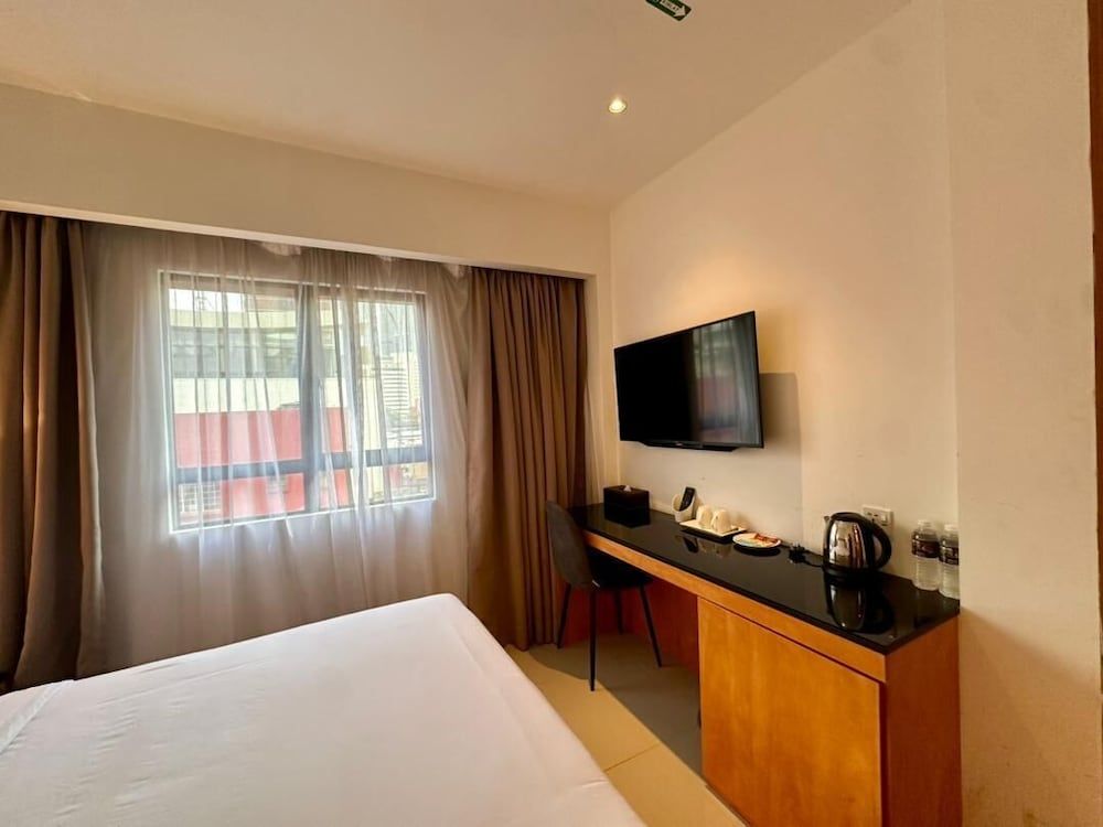 D Loft Hotel Premium Room, 1 King Bed 2