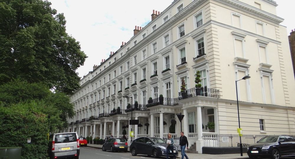 undefined Carlton Kensington Apartments 3