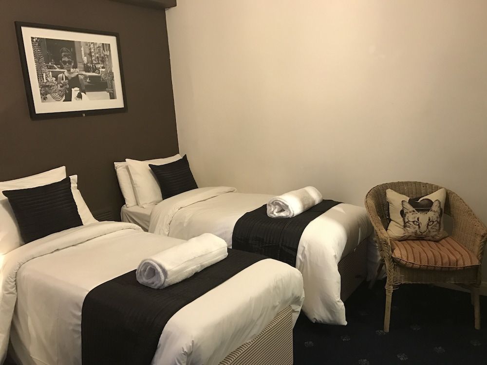 undefined Carlton Kensington Apartments 5