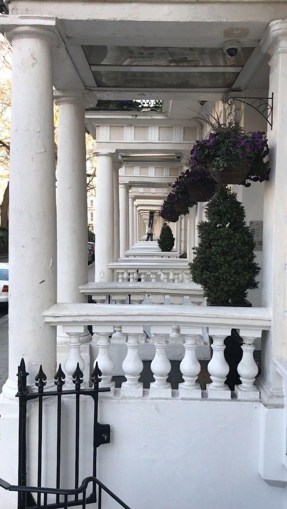 undefined Carlton Kensington Apartments 4