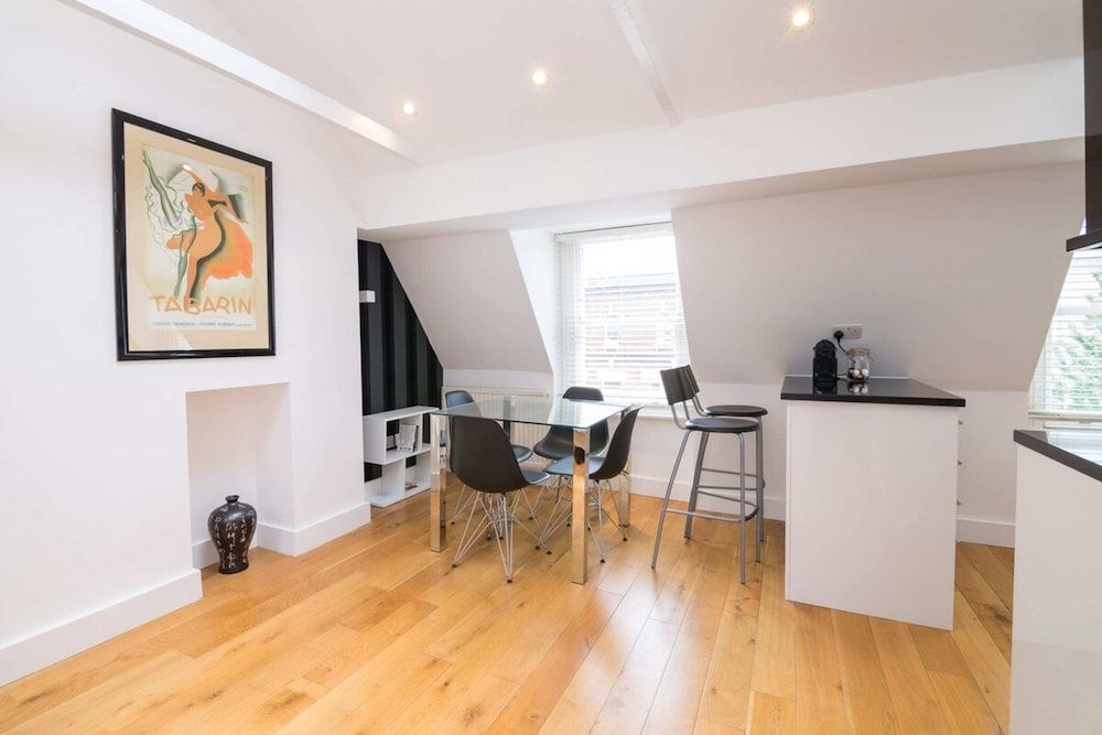 undefined Contemporary 1 Bedroom Flat in Fulham near The Thames