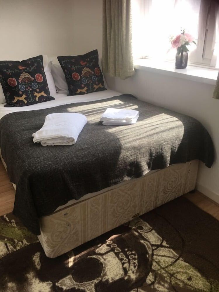 undefined Friendly Place 10